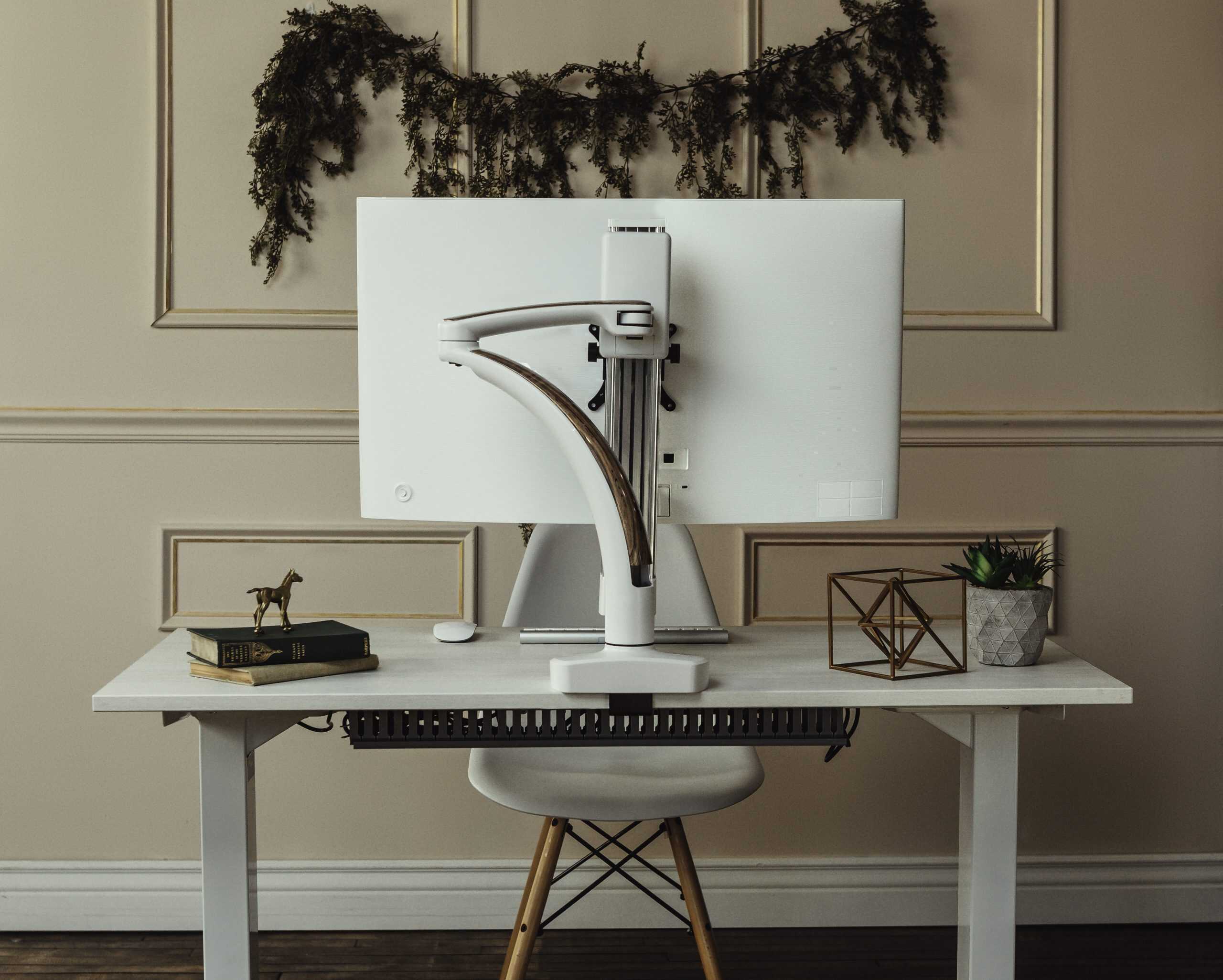 Ella-1-CM-248 - front 01 Ella 1 CM 248 front 01 scaled <ul> <li>Screen size up to: 30"</li> <li>Available in Flat White, Silver, Vista Black</li> <li>Height adjustment: 11.5" | Extension range 24.4"</li> <li>Pivot: Landscape / Portrait</li> <li>Rotation: 180° at base, 360° at upper joints</li> <li>Mount Configurations: Desk Edge and Grommet</li> <li>Vesa Compatibility: 75 & 100mm, adapter included</li> <li>Warranty 10 Years</li> </ul>